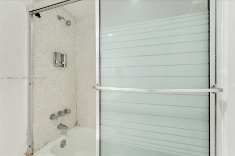 Condo in Coral Gables, Florida, 1 bedroom  № 2010070 - photo 24