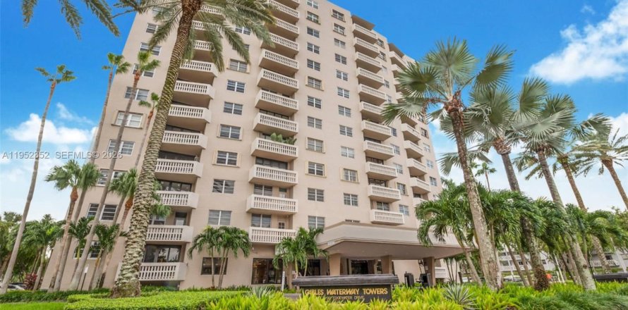 Condo in Coral Gables, Florida, 1 bedroom  № 2010070