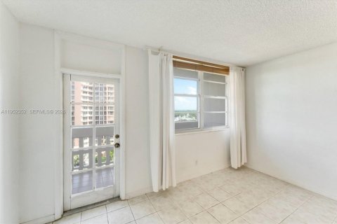 Condo in Coral Gables, Florida, 1 bedroom  № 2010070 - photo 16