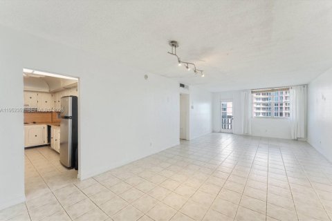 Condo in Coral Gables, Florida, 1 bedroom  № 2010070 - photo 15
