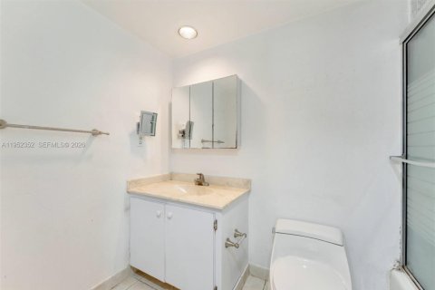 Condo in Coral Gables, Florida, 1 bedroom  № 2010070 - photo 23