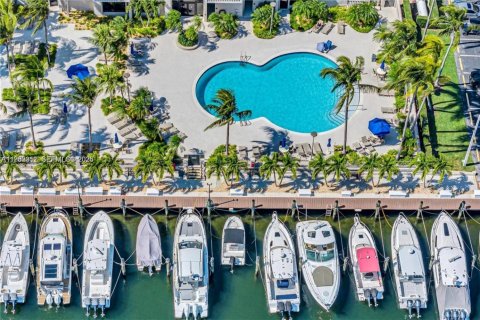 Condo in Coral Gables, Florida, 1 bedroom  № 2010070 - photo 8