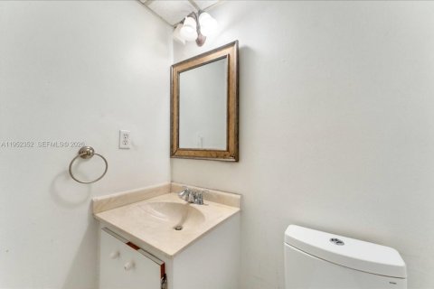 Condo in Coral Gables, Florida, 1 bedroom  № 2010070 - photo 18