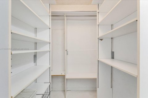 Condo in Coral Gables, Florida, 1 bedroom  № 2010070 - photo 22