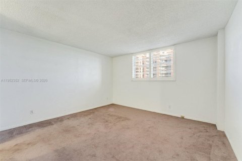 Condo in Coral Gables, Florida, 1 bedroom  № 2010070 - photo 19