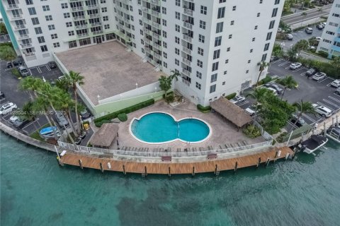 Снять в аренду кондоминиум в Бей-Харбор-Айлендс, Флорида 1 спальня, 88.26м2, № 1990728 - фото 23