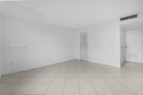 Снять в аренду кондоминиум в Бей-Харбор-Айлендс, Флорида 1 спальня, 88.26м2, № 1990728 - фото 15