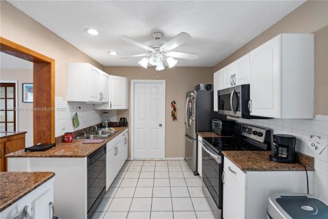 House in Palm Bay, Florida 2 bedrooms № 1731952 - photo 11