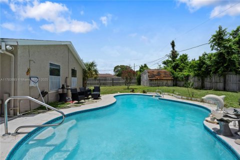 House in Palm Bay, Florida 2 bedrooms № 1731952 - photo 4