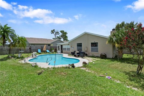 House in Palm Bay, Florida 2 bedrooms № 1731952 - photo 3
