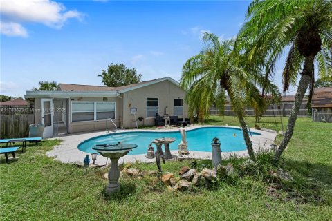House in Palm Bay, Florida 2 bedrooms № 1731952 - photo 1