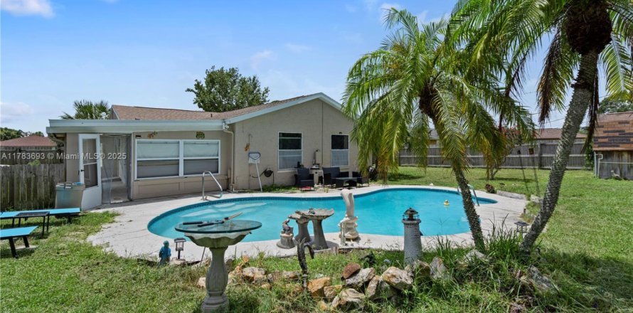House in Palm Bay, Florida 2 bedrooms № 1731952