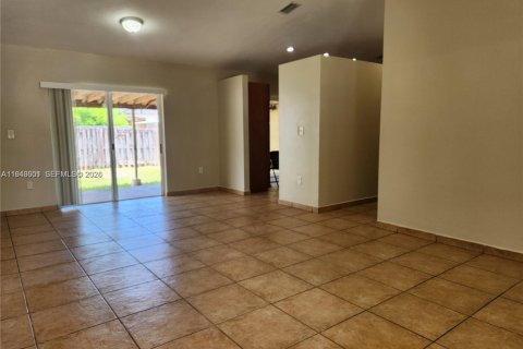 Villa ou maison à louer à Miami, Floride: 3 chambres, 120.77 m2 № 2000795 - photo 3