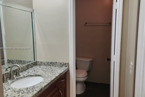 Villa ou maison à louer à Miami, Floride: 3 chambres, 120.77 m2 № 2000795 - photo 12