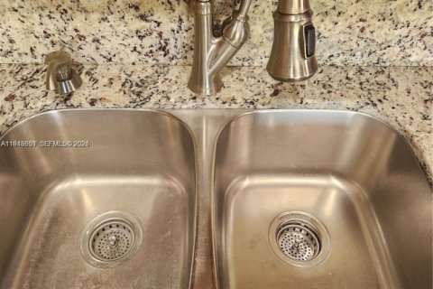 Villa ou maison à louer à Miami, Floride: 3 chambres, 120.77 m2 № 2000795 - photo 7