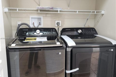 Villa ou maison à louer à Miami, Floride: 3 chambres, 120.77 m2 № 2000795 - photo 9