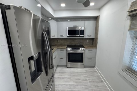 Снять в аренду кондоминиум в Помпано-Бич, Флорида 2 спальни, 102.19м2, № 2006011 - фото 2