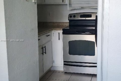 Appartement à louer à Hialeah, Floride: 2 chambres, 64.66 m2 № 1976670 - photo 2