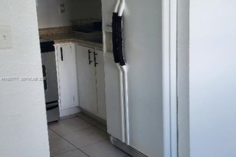 Appartement à louer à Hialeah, Floride: 2 chambres, 64.66 m2 № 1976670 - photo 1