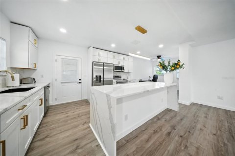 Casa en alquiler en Saint Pete Beach, Florida, 3 dormitorios, 162.21 m2 № 1916471 - foto 16