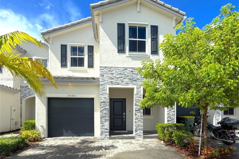 Adosado en alquiler en Homestead, Florida, 4 dormitorios, 169.08 m2 № 1954139 - foto 1