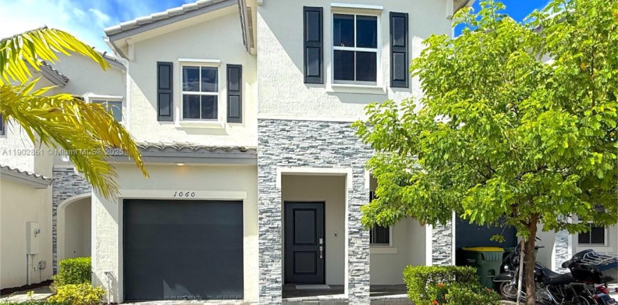 Adosado en Homestead, Florida 4 dormitorios, 169.08 m2 № 1954139