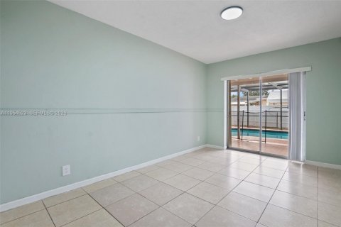 House in North Lauderdale, Florida 4 bedrooms, 155.8 sq.m. № 2009996 - photo 18