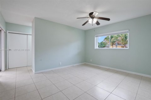 House in North Lauderdale, Florida 4 bedrooms, 155.8 sq.m. № 2009996 - photo 12