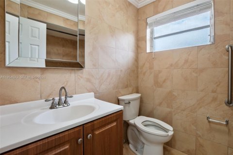 House in North Lauderdale, Florida 4 bedrooms, 155.8 sq.m. № 2009996 - photo 14