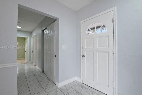 House in North Lauderdale, Florida 4 bedrooms, 155.8 sq.m. № 2009996 - photo 4