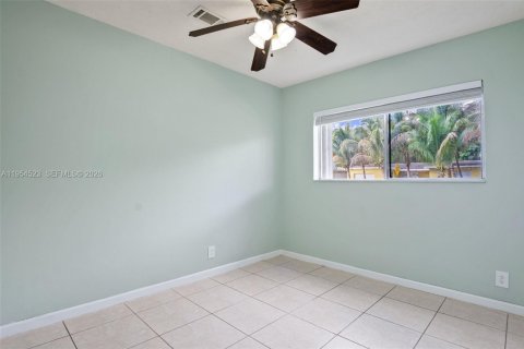 House in North Lauderdale, Florida 4 bedrooms, 155.8 sq.m. № 2009996 - photo 17