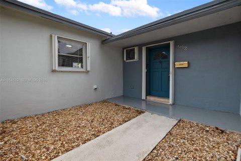 House in North Lauderdale, Florida 4 bedrooms, 155.8 sq.m. № 2009996 - photo 3