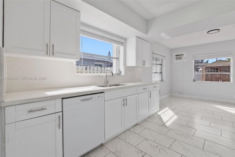 House in North Lauderdale, Florida 4 bedrooms, 155.8 sq.m. № 2009996 - photo 9