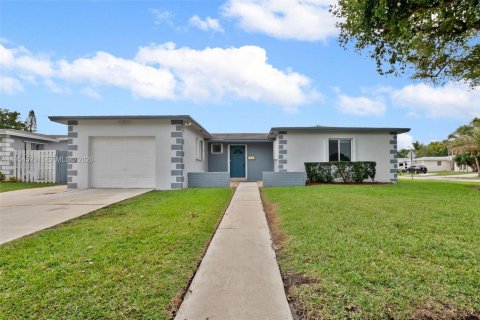 House in North Lauderdale, Florida 4 bedrooms, 155.8 sq.m. № 2009996