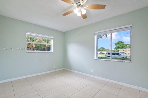House in North Lauderdale, Florida 4 bedrooms, 155.8 sq.m. № 2009996 - photo 15