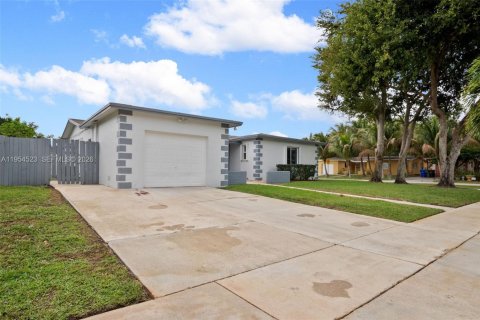 House in North Lauderdale, Florida 4 bedrooms, 155.8 sq.m. № 2009996 - photo 2