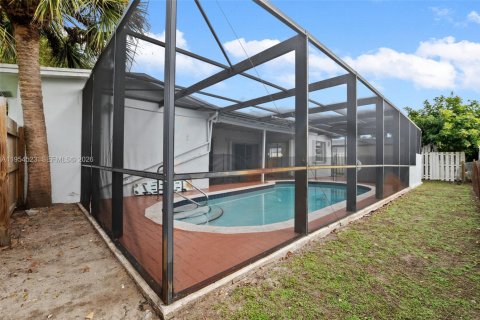 House in North Lauderdale, Florida 4 bedrooms, 155.8 sq.m. № 2009996 - photo 25