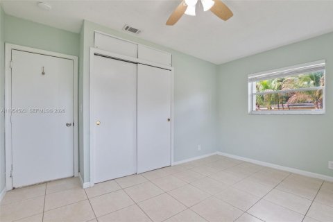 House in North Lauderdale, Florida 4 bedrooms, 155.8 sq.m. № 2009996 - photo 16