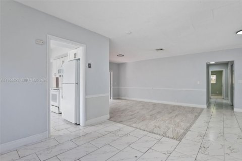 House in North Lauderdale, Florida 4 bedrooms, 155.8 sq.m. № 2009996 - photo 8