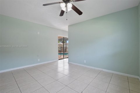 House in North Lauderdale, Florida 4 bedrooms, 155.8 sq.m. № 2009996 - photo 13