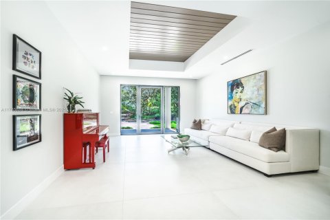 House in Miami, Florida 4 bedrooms, 408.86 sq.m. № 1865318 - photo 9