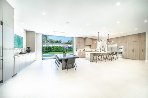 House in Miami, Florida 4 bedrooms, 408.86 sq.m. № 1865318 - photo 6