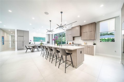House in Miami, Florida 4 bedrooms, 408.86 sq.m. № 1865318 - photo 15