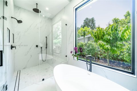 House in Miami, Florida 4 bedrooms, 408.86 sq.m. № 1865318 - photo 21