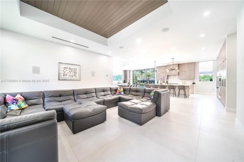 House in Miami, Florida 4 bedrooms, 408.86 sq.m. № 1865318 - photo 14