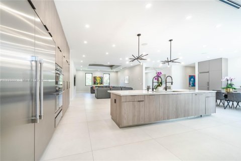 House in Miami, Florida 4 bedrooms, 408.86 sq.m. № 1865318 - photo 16