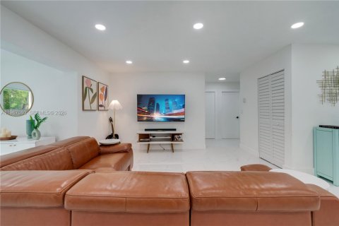 Villa ou maison à vendre à Miami, Floride: 3 chambres, 113.06 m2 № 2028441 - photo 9