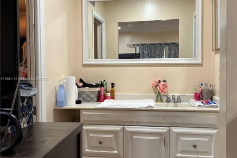 Condo in Coral Springs, Florida, 2 bedrooms  № 2076813 - photo 12