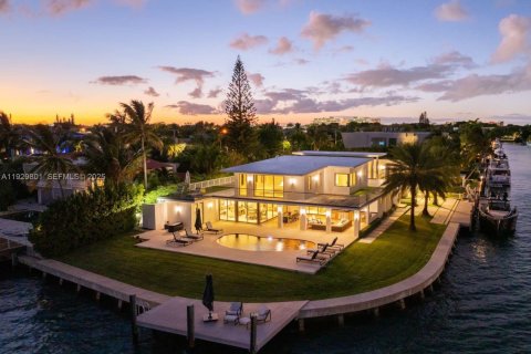 Купить виллу или дом в Норт-Майами, Флорида 6 спален, 526.85м2, № 1991352 - фото 1