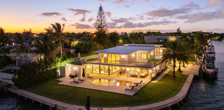 Дом в Норт-Майами, Флорида 6 спален, 526.85м2 № 1991352